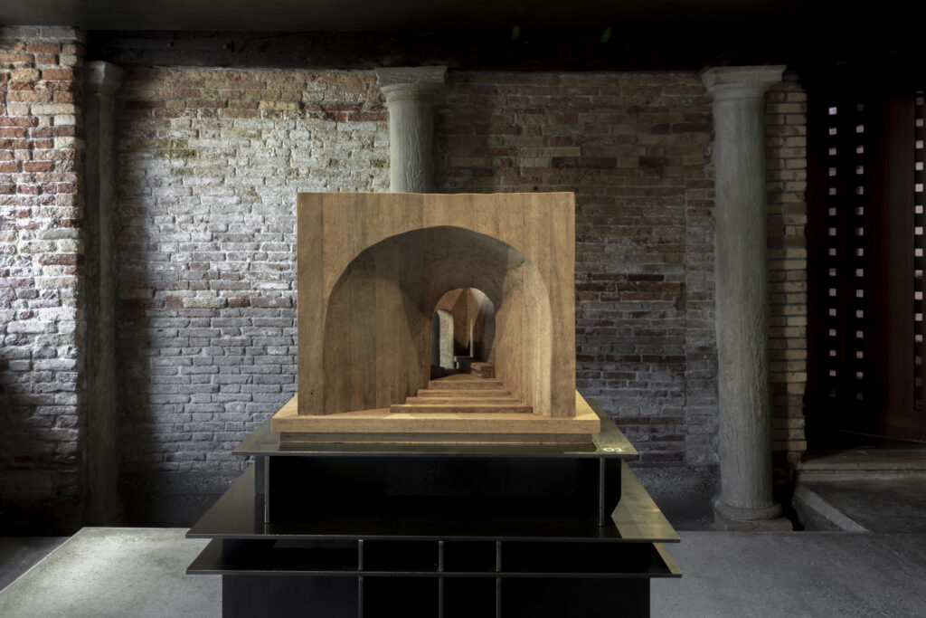 Immagine del modellino in legno di Samba dell'opera del vincitore di DoorScape, esposta nella Sala Colonne dell'Area Scarpa