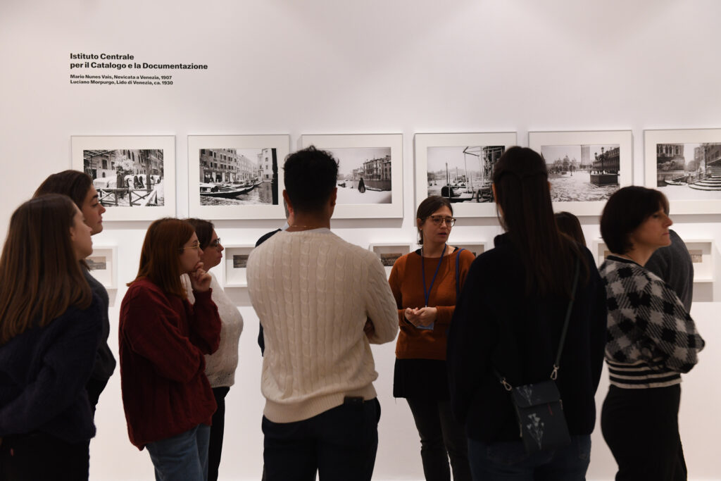 Durante una delle visite guidate una guida spiega a un gruppo di persone in visita alla mostra 'Appunti fotogafici'.